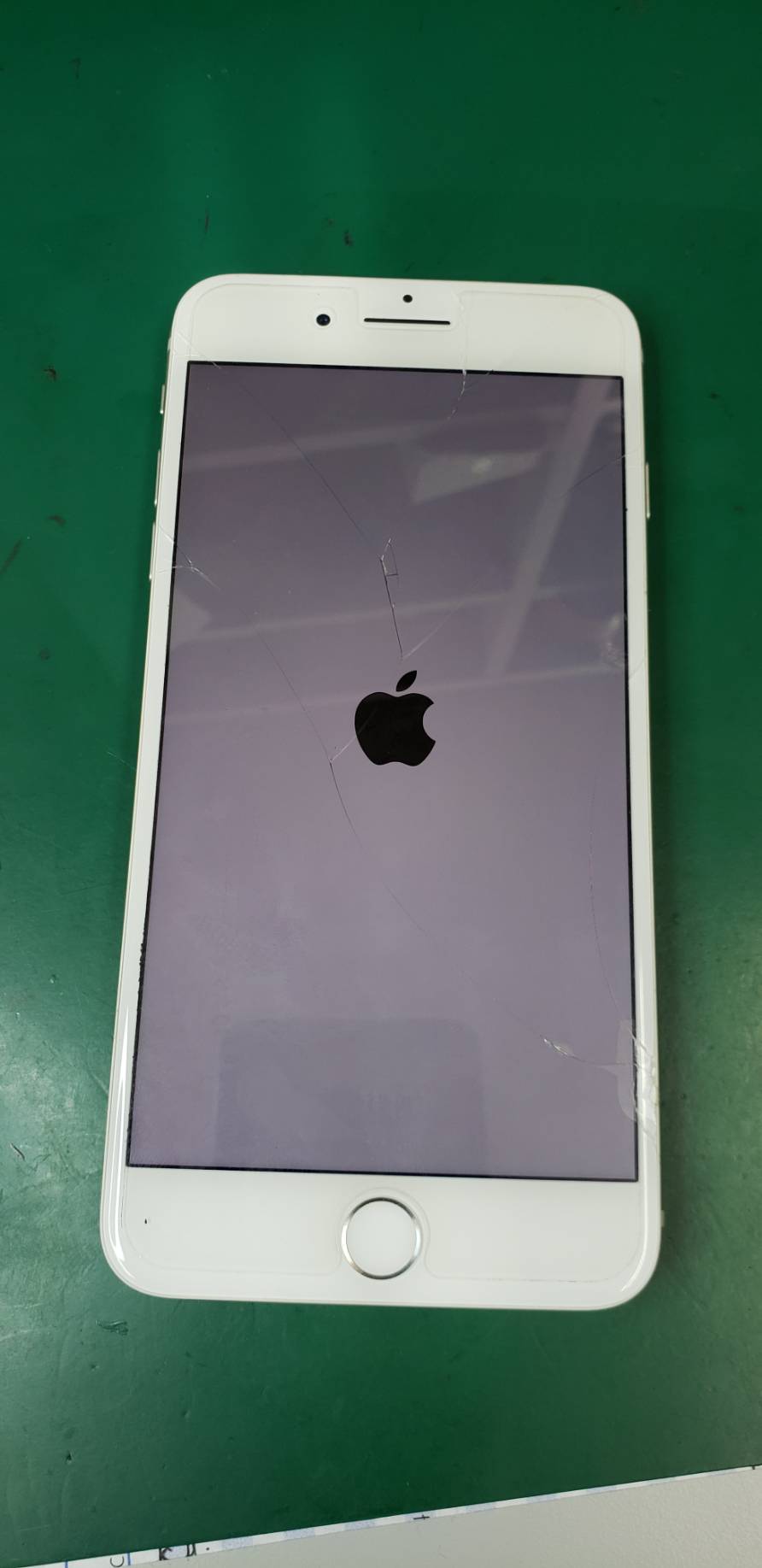 7plus画面がひび割れ修理でご来店