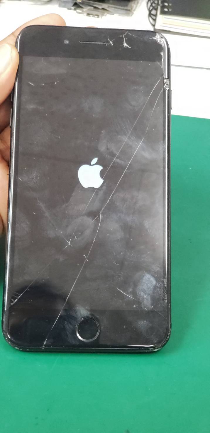 7 Plus のガラスひび割れ修理でご来店