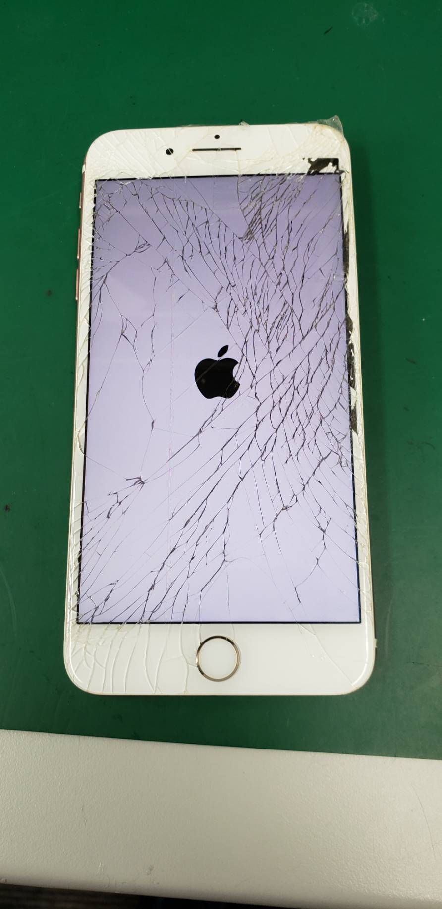 7 Plus のガラスひび割れ修理でご来店