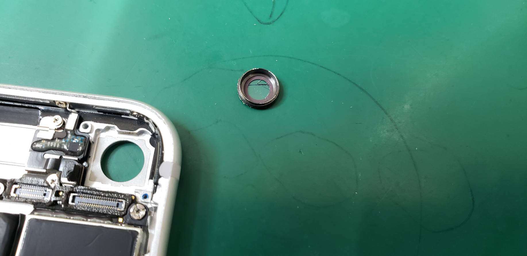 修理前のiPhone７のカメラ