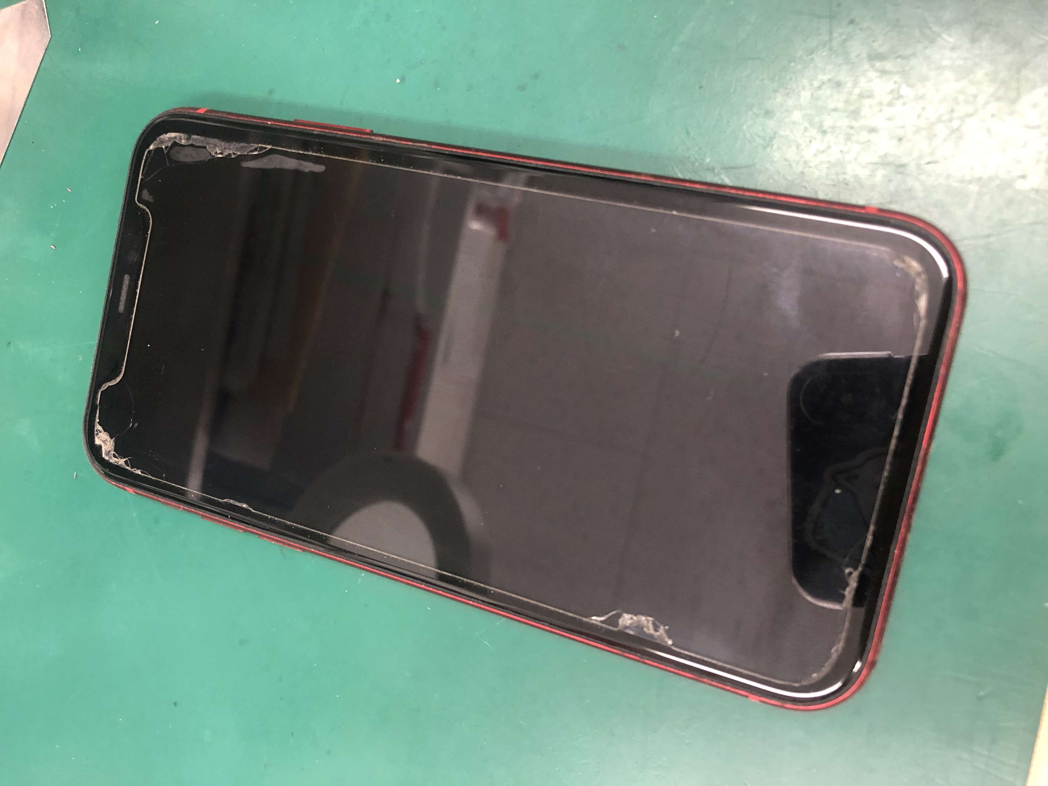 11の液晶が割れ修理でご来店