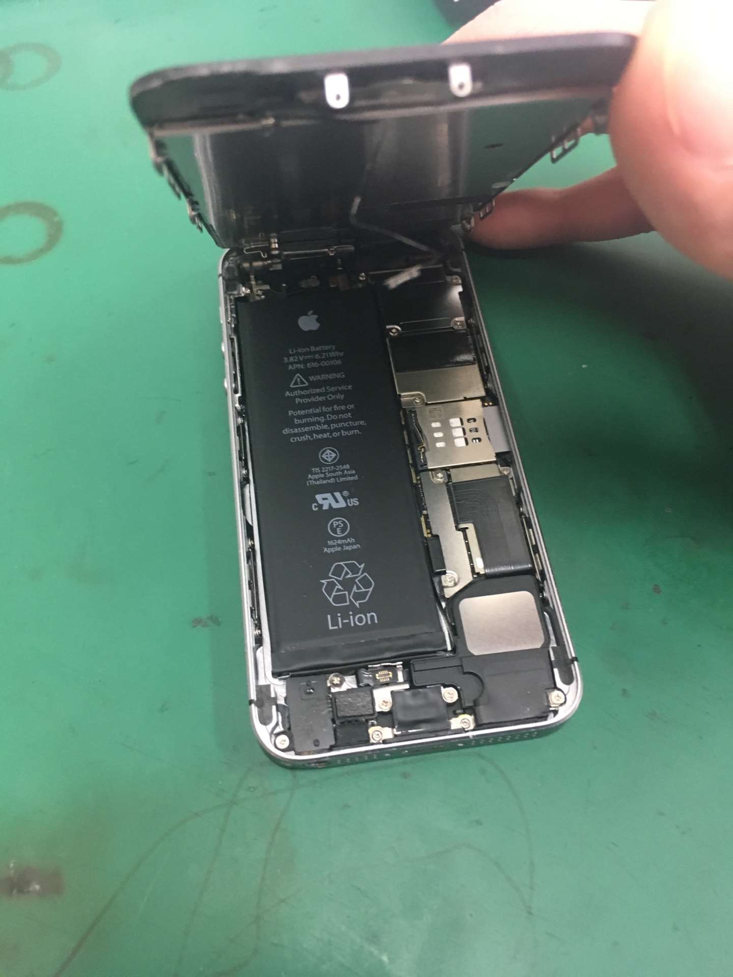 SEのガラス液晶画面交換修理でご来店