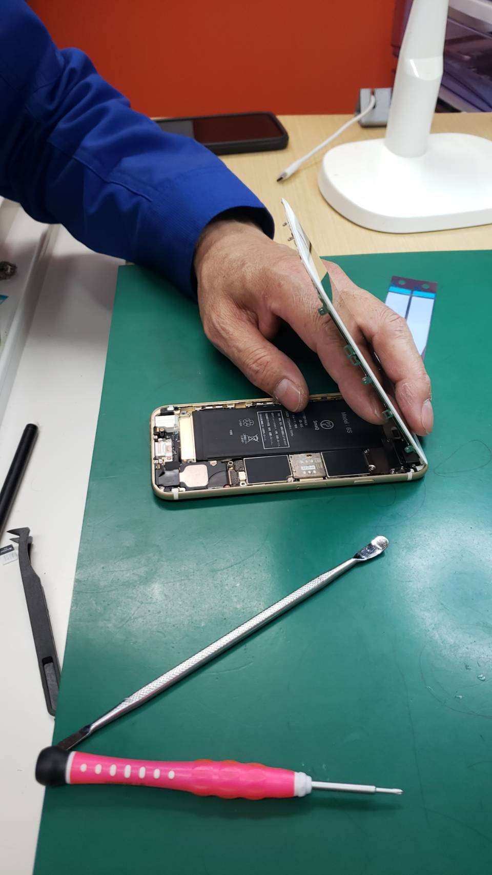 ６sの画面ひび割れ修理でご来店