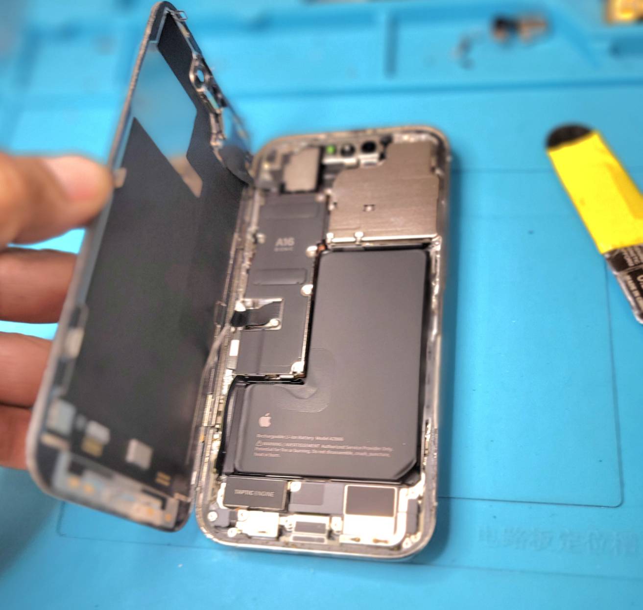 iPhone修理の様子