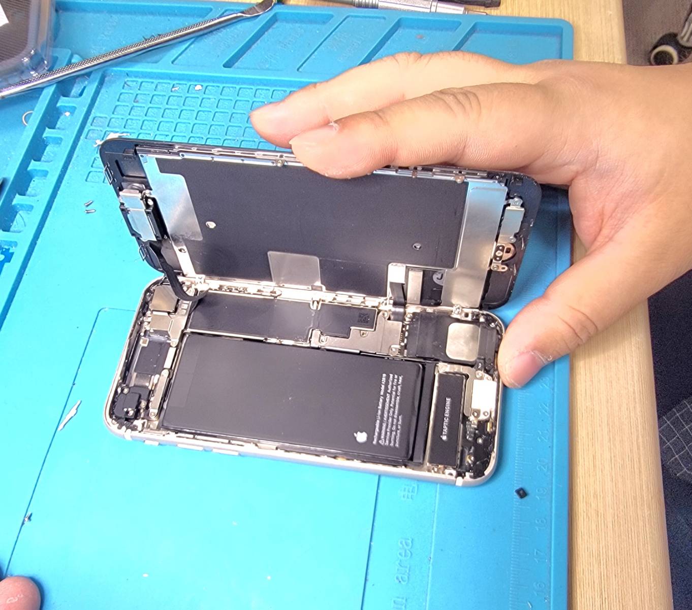 iPhone画面割れ修理様子