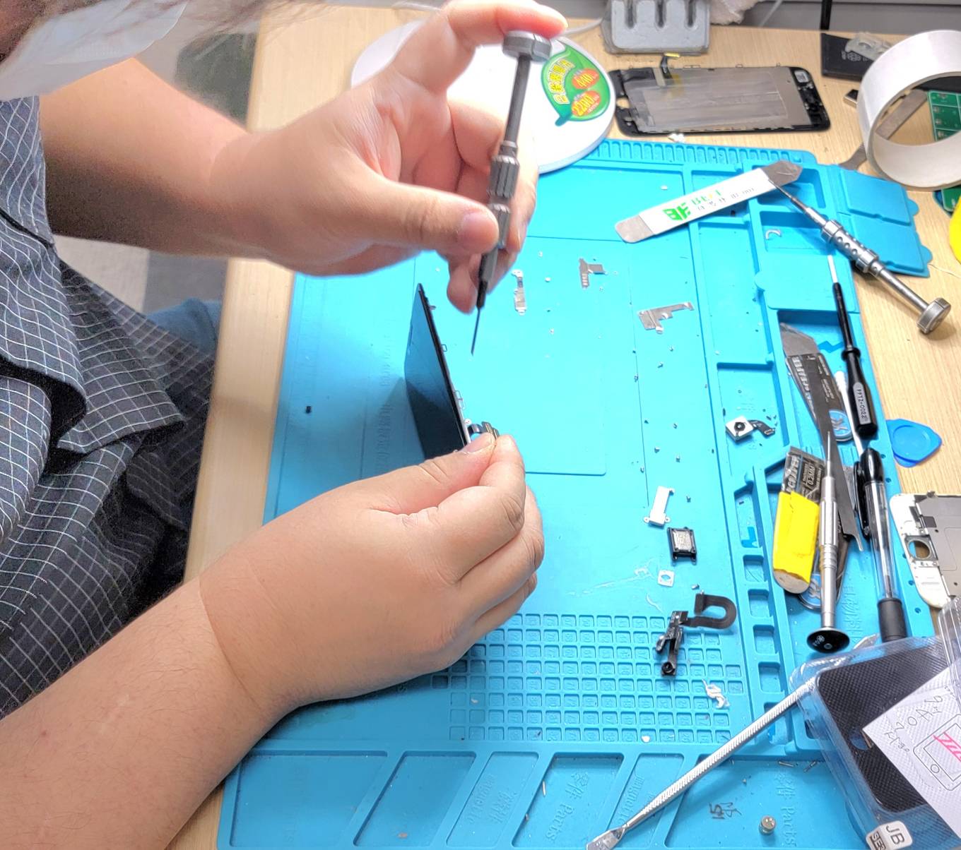 iPhone画面割れ修理様子