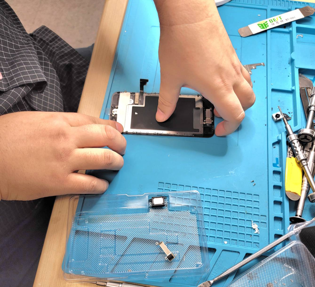 iPhone画面割れ修理様子