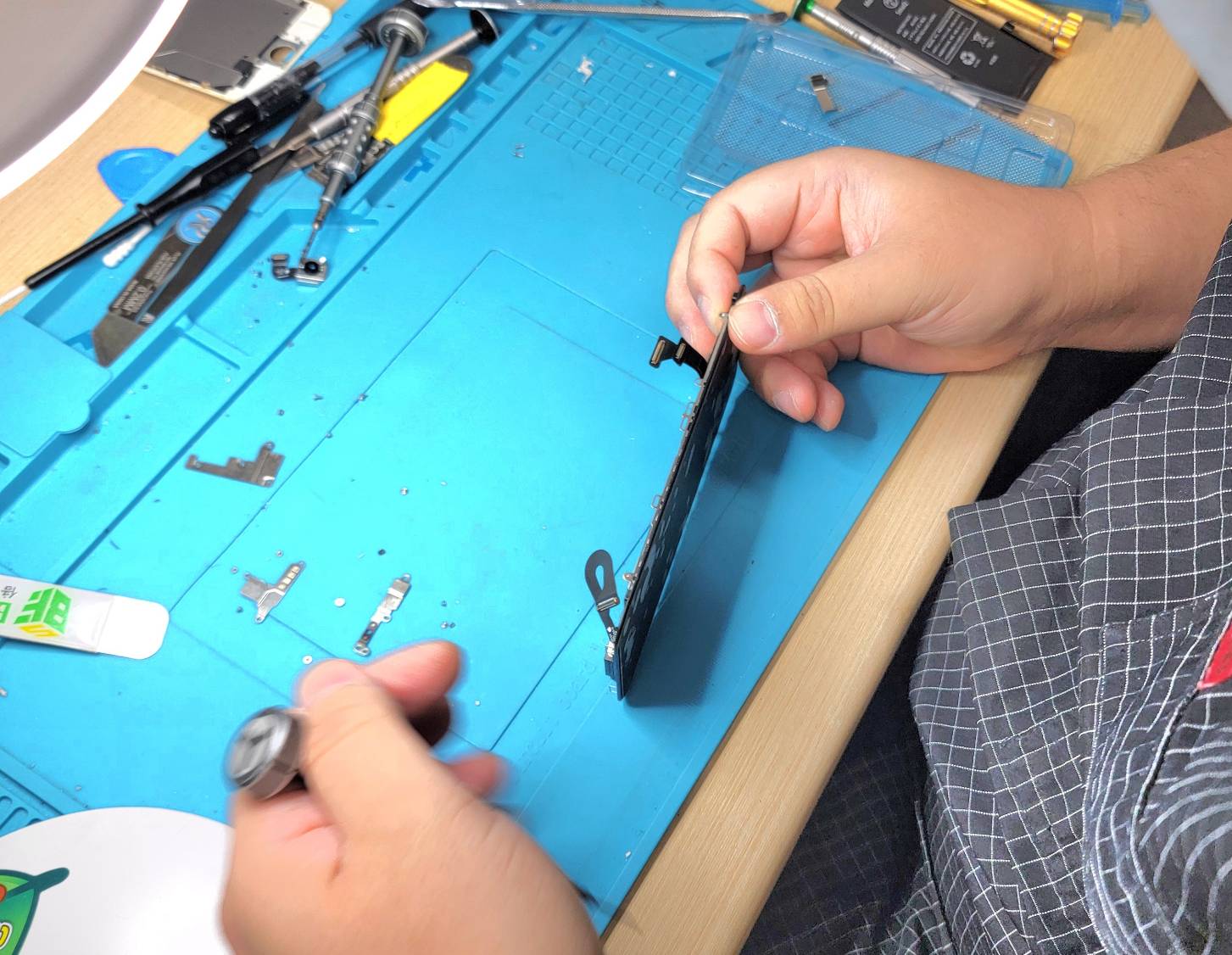 iPhone画面割れ修理様子