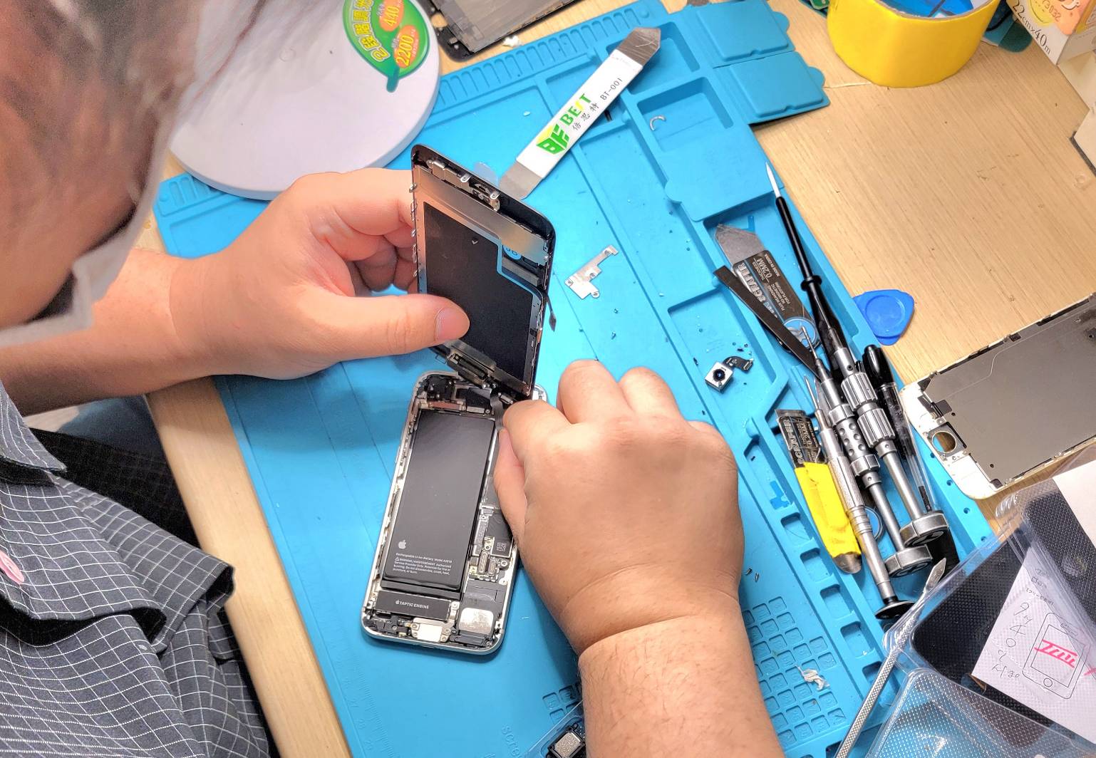 iPhone画面割れ修理様子