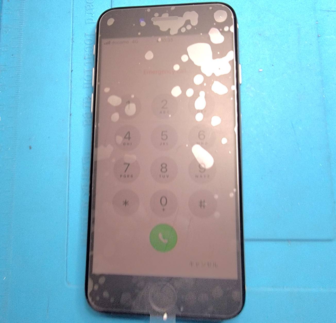 iPhone画面割れ修理様子