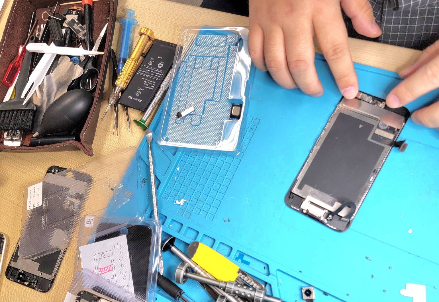 iPhone画面割れ修理様子