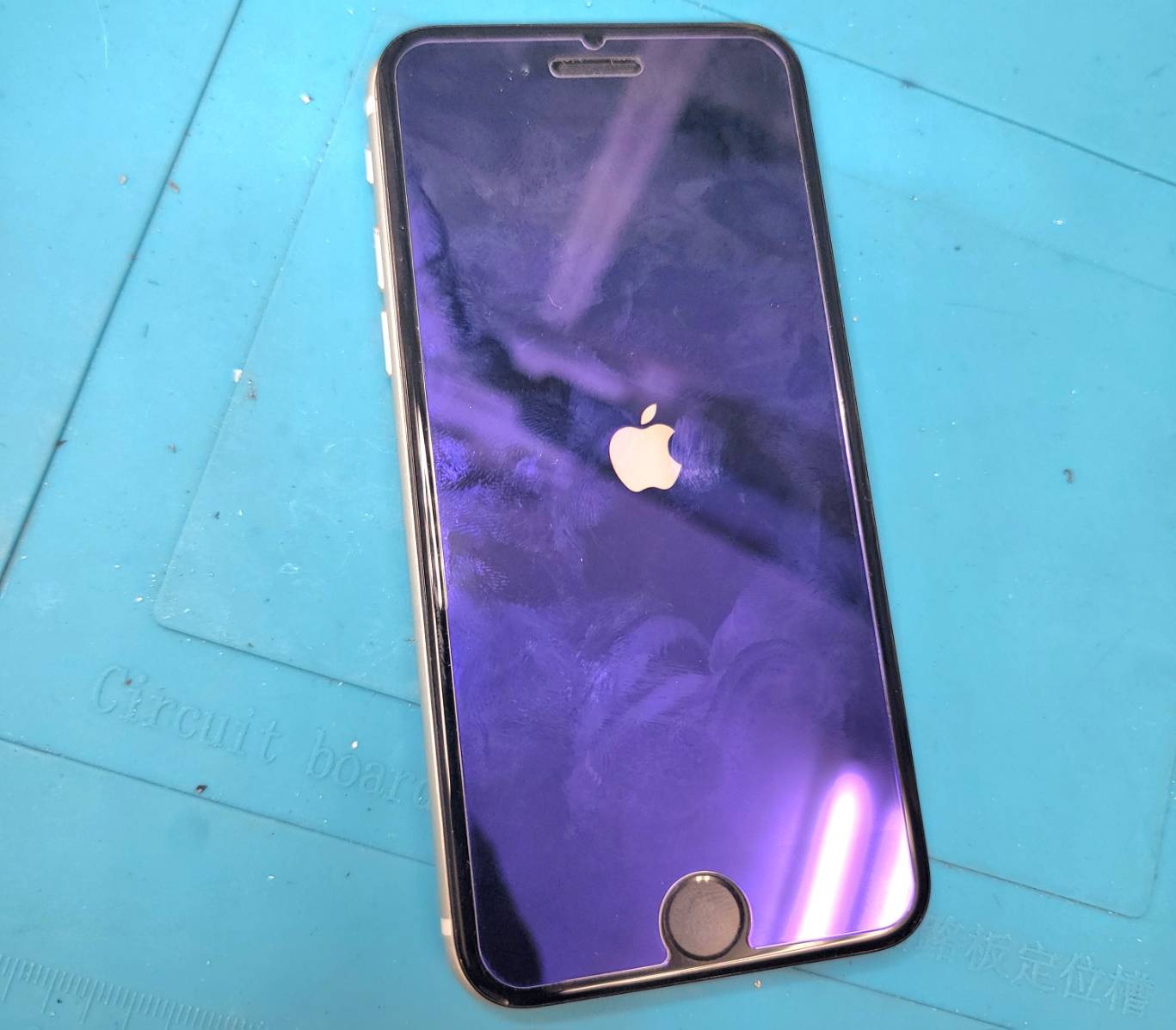 iPhone画面修理様子