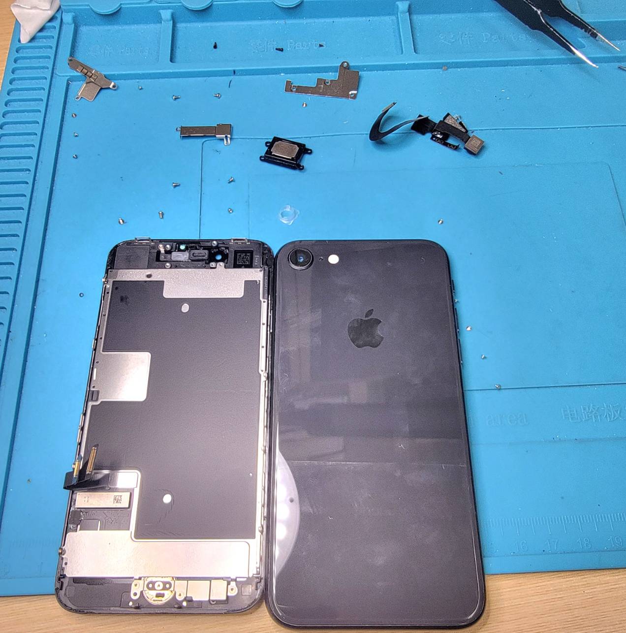 iPhone画面修理様子